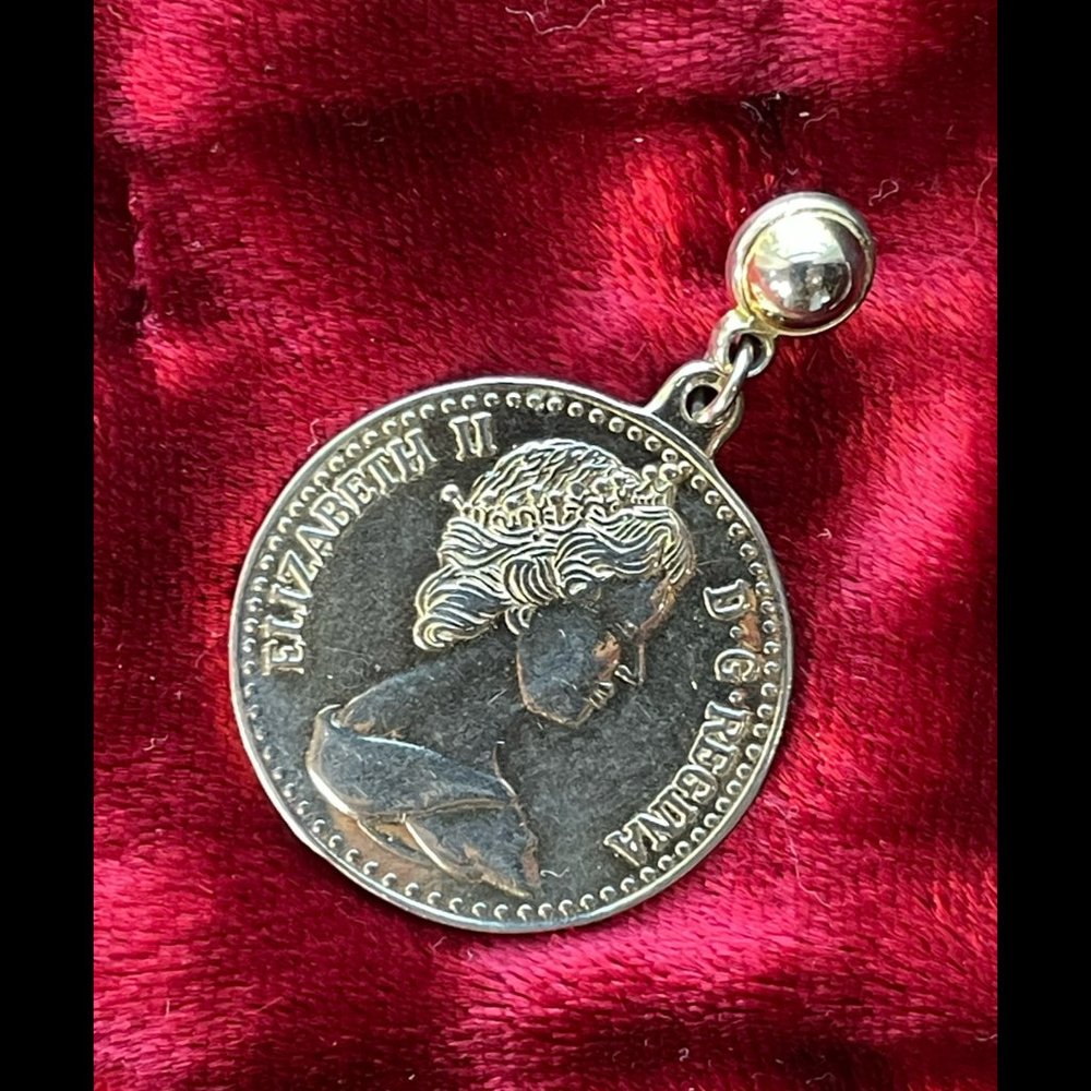 ⭐️HP⭐️VTG▪️Queen Elizabeth II D.G. Regina Commemorative Pierced Coin Earrings - Picture 2 of 6